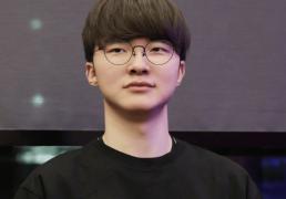 LOL比赛暂停长达3小时，选手打开直播看比赛，被官方禁赛处罚