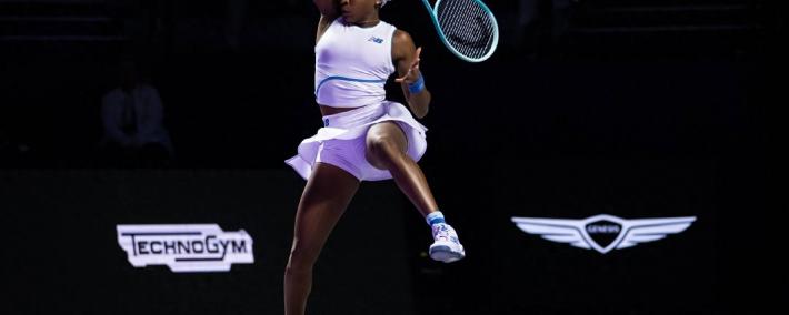 卫冕冠军高芙出局！萨巴伦卡珮(pèi)古拉携手出线，总决赛单打四强出炉