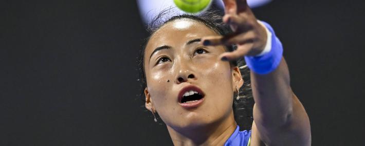 （体育）網(wǎng)球——WTA卡塔尔公开赛：郑钦文无缘八强