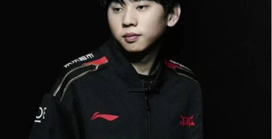 LOL：阿乐直播诉苦收入低 退役选手生活天差地别！