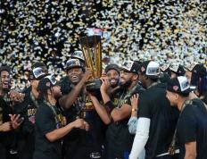 湖人(rén)媒体回击季中赛冠军质疑，粉丝反驳詹姆斯“毫不在乎”言论引热議(yì)