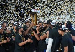 湖人(rén)媒体回击季中赛冠军质疑，粉丝反驳詹姆斯“毫不在乎”言论引热議(yì)