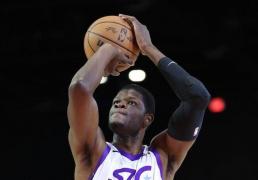 猛龙神操作：签下班(bān)巴7天就裁，竟为再用10天合同签回！6号秀的NBA流浪记