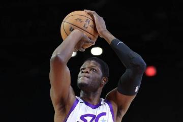 猛龙神操作：签下班(bān)巴7天就裁，竟为再用10天合同签回！6号秀的NBA流浪记