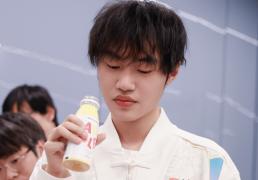 解说米勒说出LPL困境，中单选手出现严重斷(duàn)档，新生代实力都很菜