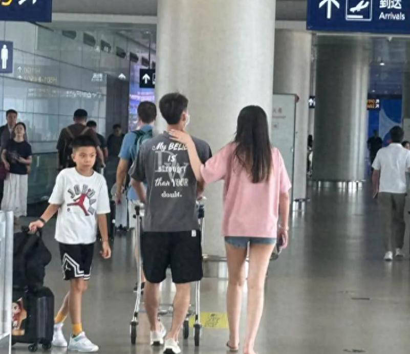 徐杰携女友亮相上海浦东机场,開(kāi)启解说生涯将解说中国男篮比赛