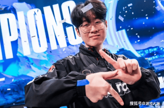 S14冠军皮肤开始宣传,zeus却被區(qū)别对待,登录页面被故意遮(zhē)挡