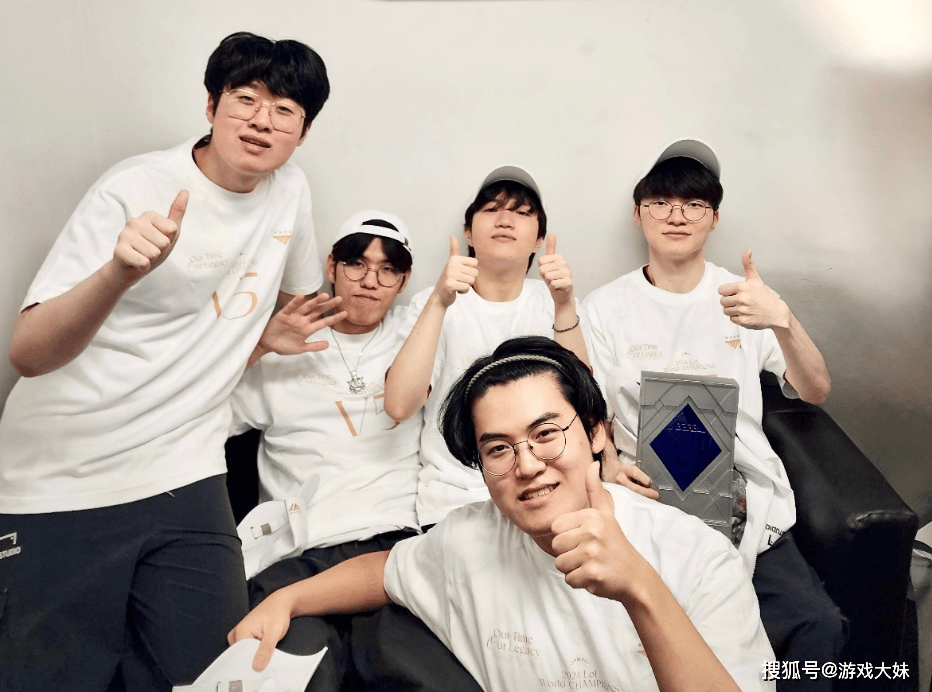 S14冠军皮肤开始宣传,zeus却被區(qū)别对待,登录页面被故意遮(zhē)挡