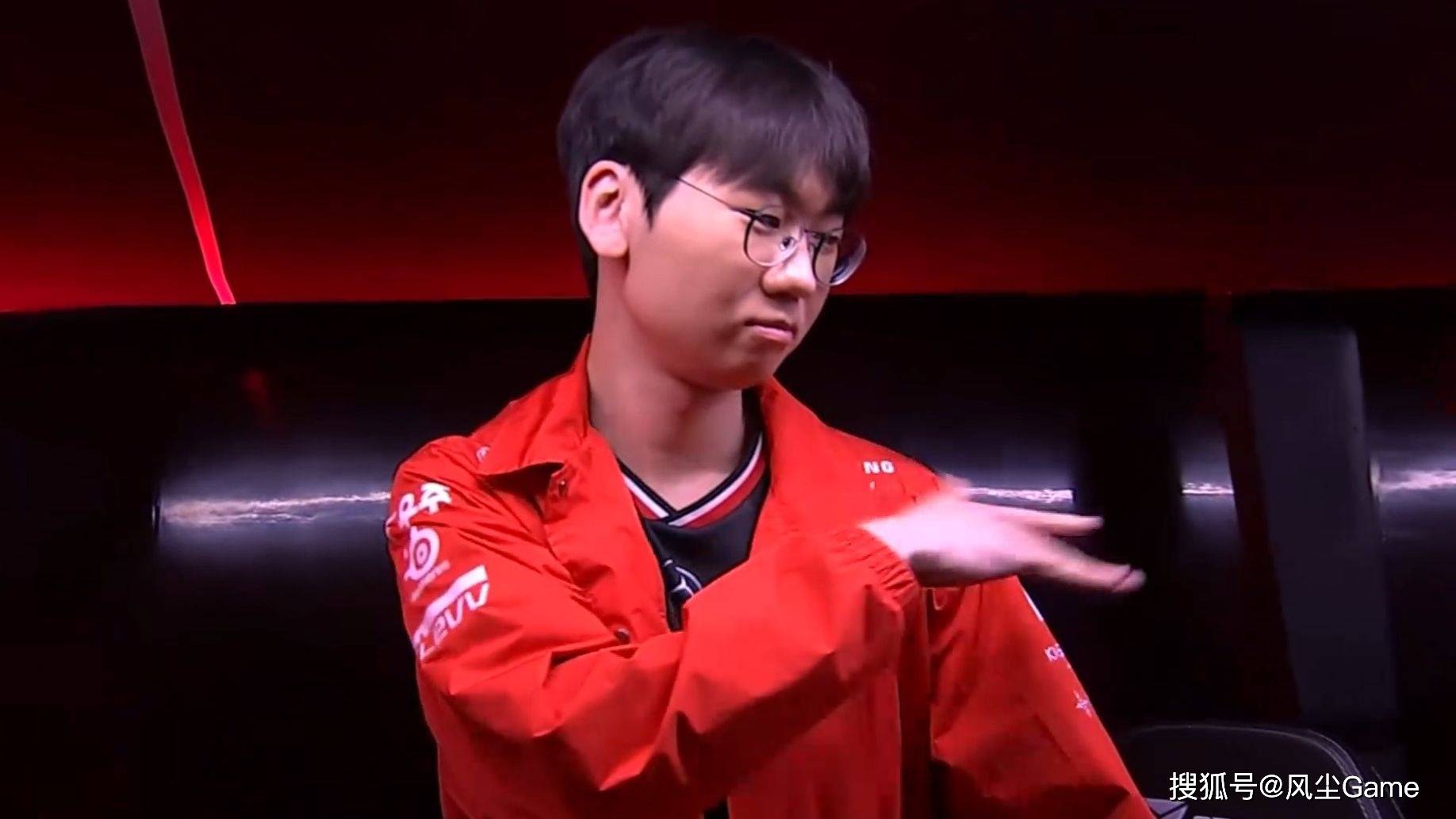 Faker比赛切屏监督多兰！LPL转会规则曝光：选手拒绝竞拍禁赛半年