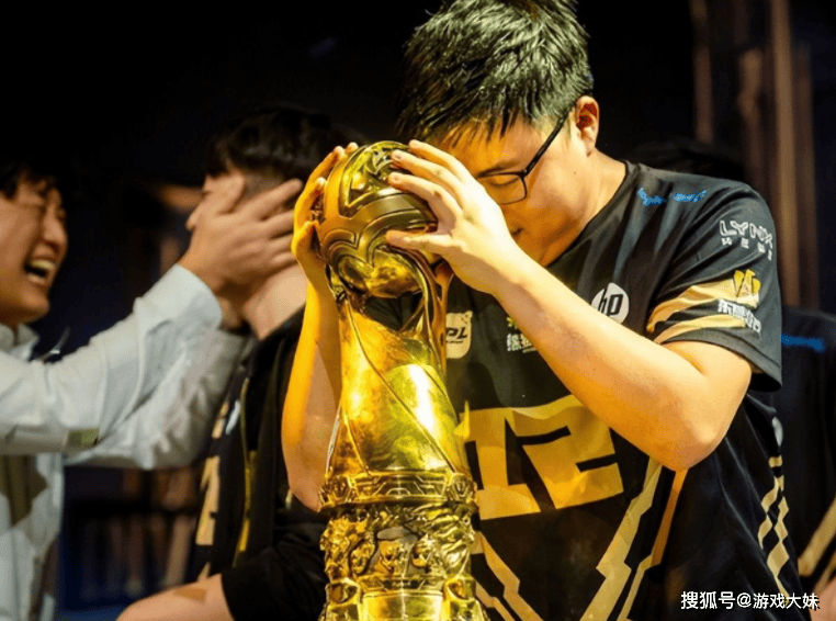 LPL新赛季战队公布，一支战队静悄悄退(tuì)出，资金链彻底断裂(liè)