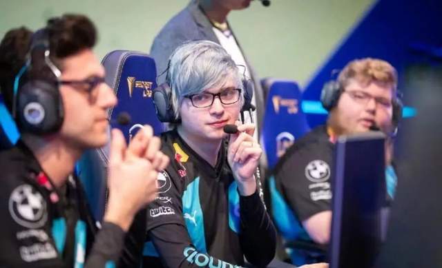 前LOL人气选手下海,变身福利姬收费明码标价,开发全新致富路?