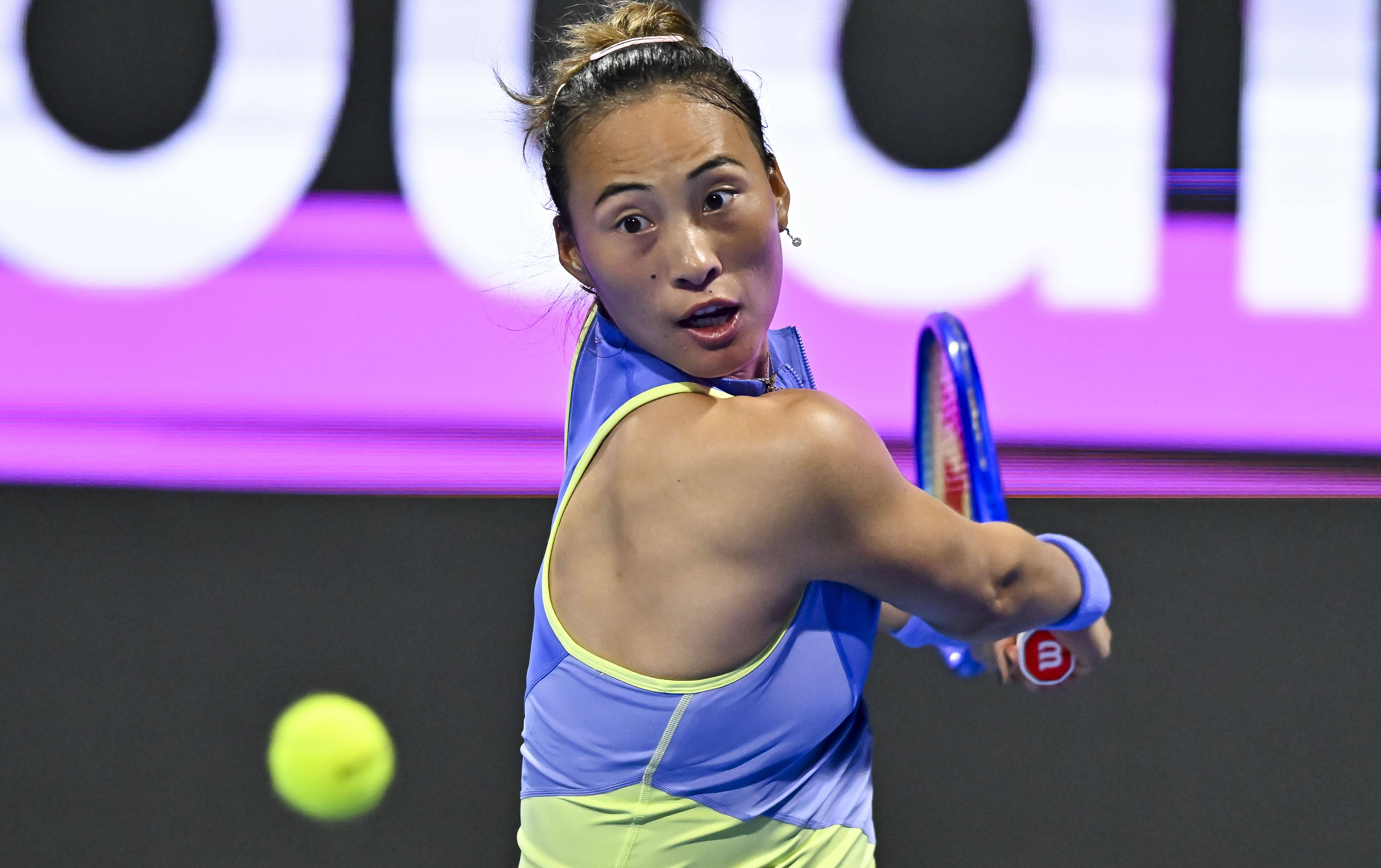 （体育）網(wǎng)球——WTA卡塔尔公开赛：郑钦文无缘八强