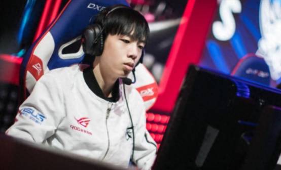 LOL:阿乐直播诉苦收入低 退役选手生活天差地别!